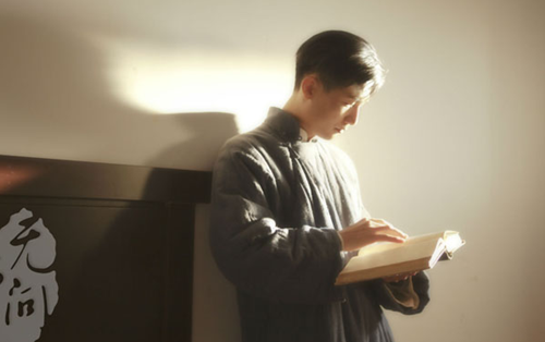 只問敢勇，無問西東